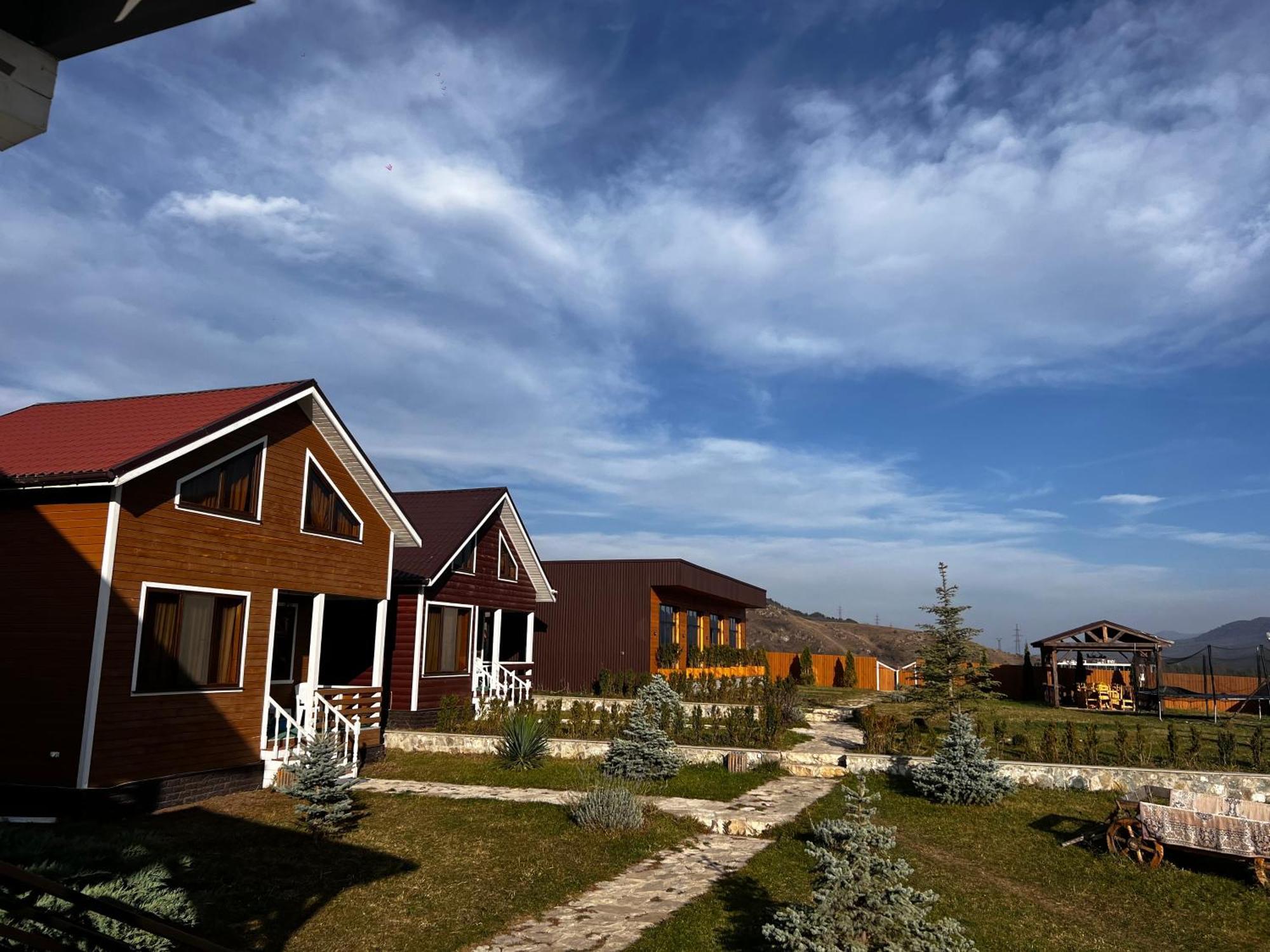 Cottage Chalet And Tours Дилиян Екстериор снимка